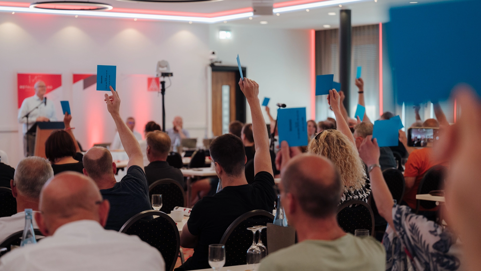 Bei der Tarifkommissionssitzung in Hannover stimmen für den Antrag zur Kündigung der Entgelt-Tarifverträge für die Metall- und Elktroindustrie und diskutieren über mögliche Forderungen.