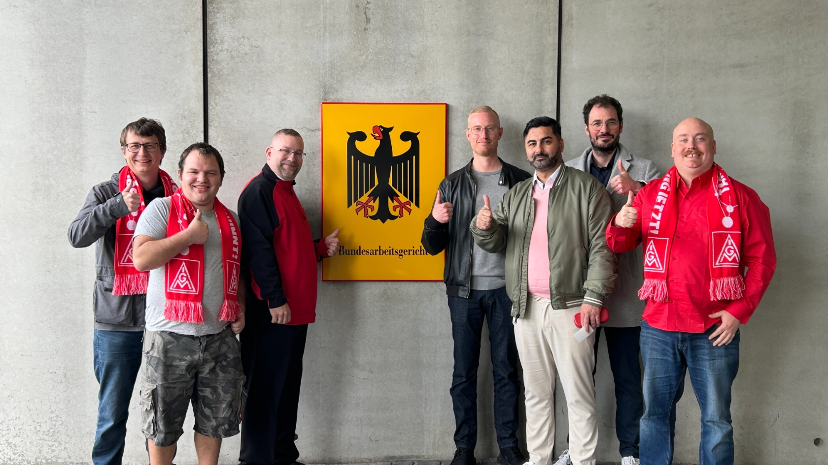 Die Delegation der betroffenen Beschäftigten mit ihrer Gewerkschaft vor Ort am Bundesarbeitsgericht 