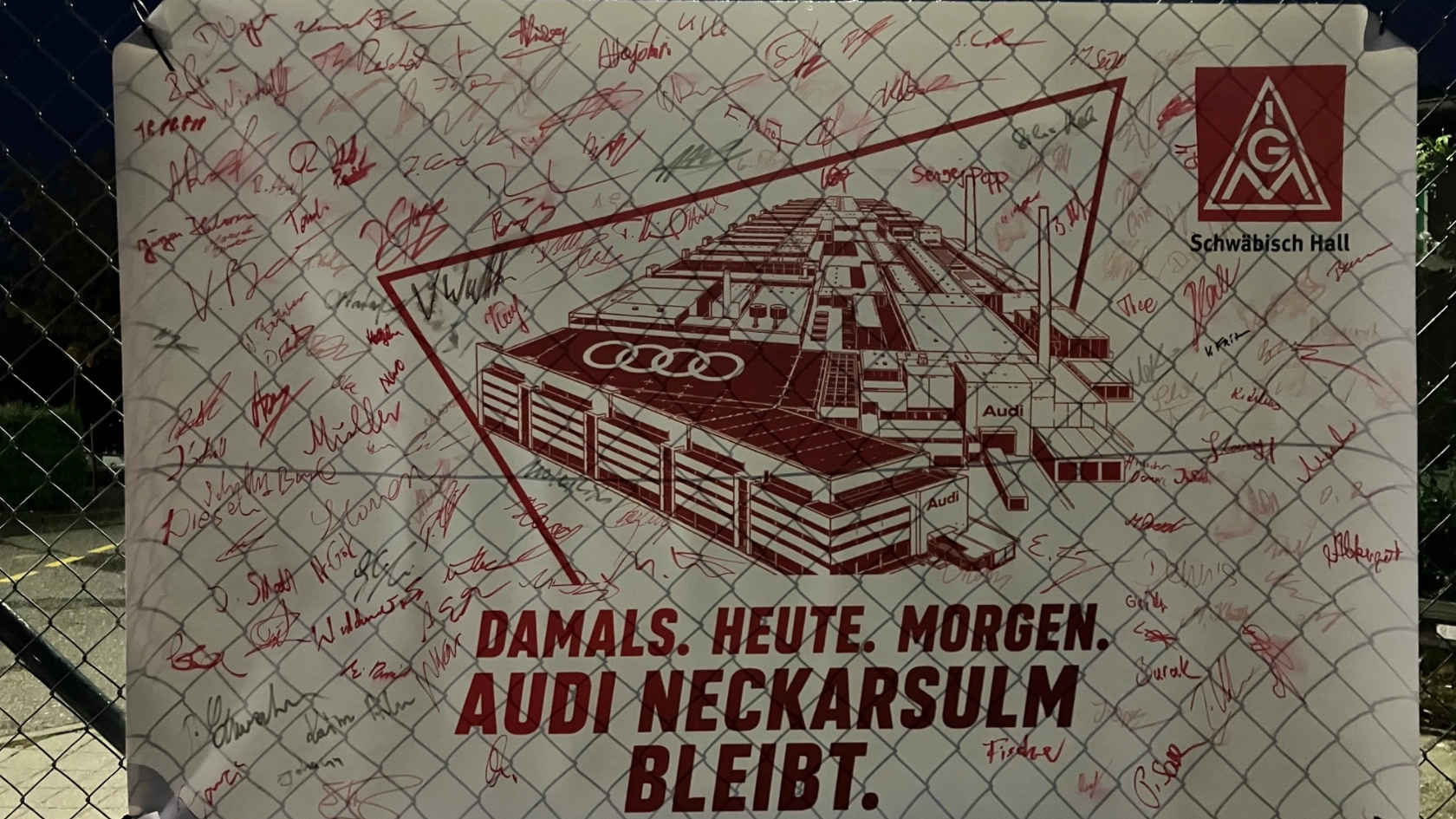 Bei Magna in Neuenstein vor dem Betrieb. 125 Kolleginnen und Kollegen machen mit.
