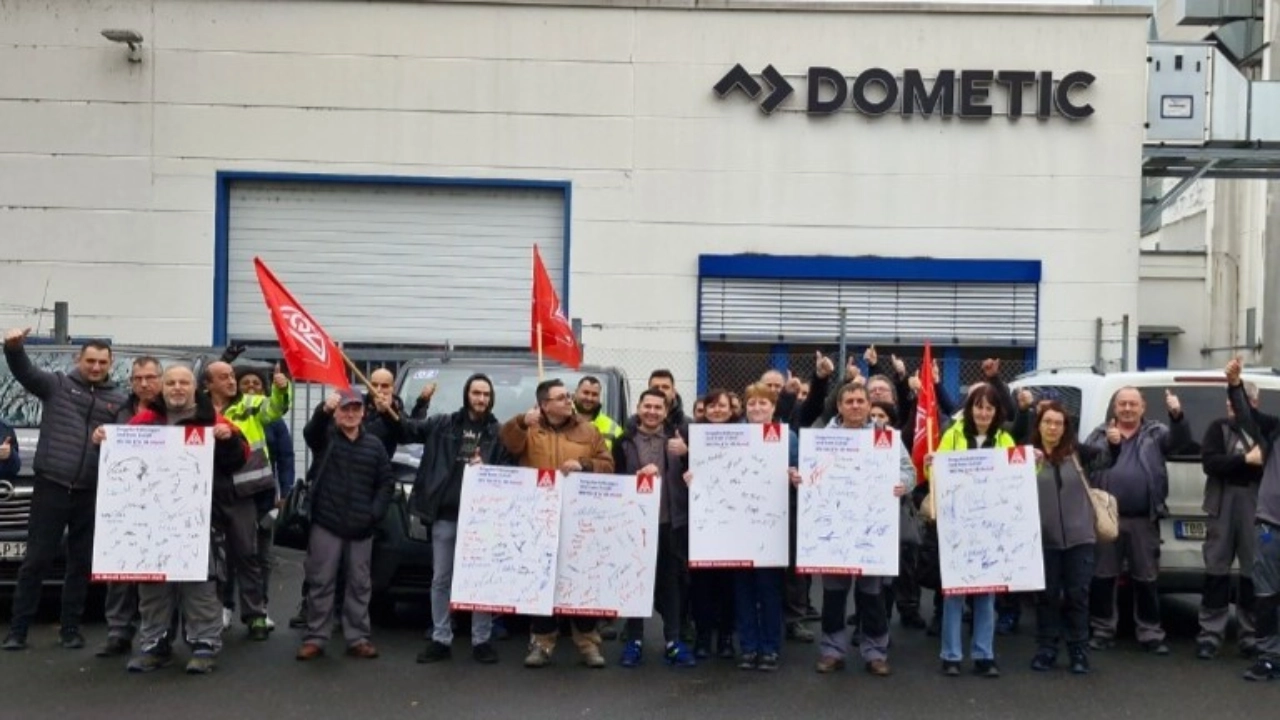 Tarifrunde HuK 2025: Unterschriftenaktion der IG Metall bei Dometic in Krautheim