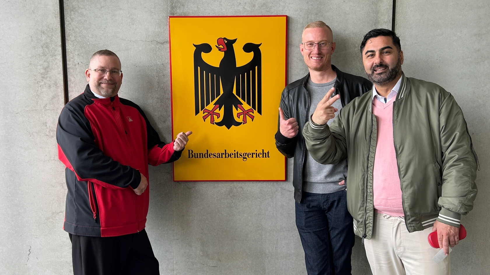 Drei der siegreichen Beschäftigten vor dem Bundesarbeitsgericht in Erfurt