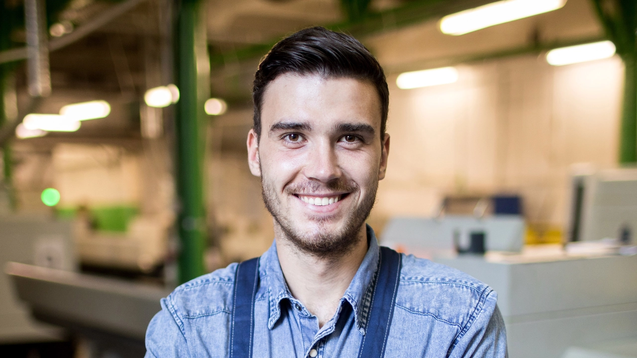 Junger Arbeiter in einer Werkhalle