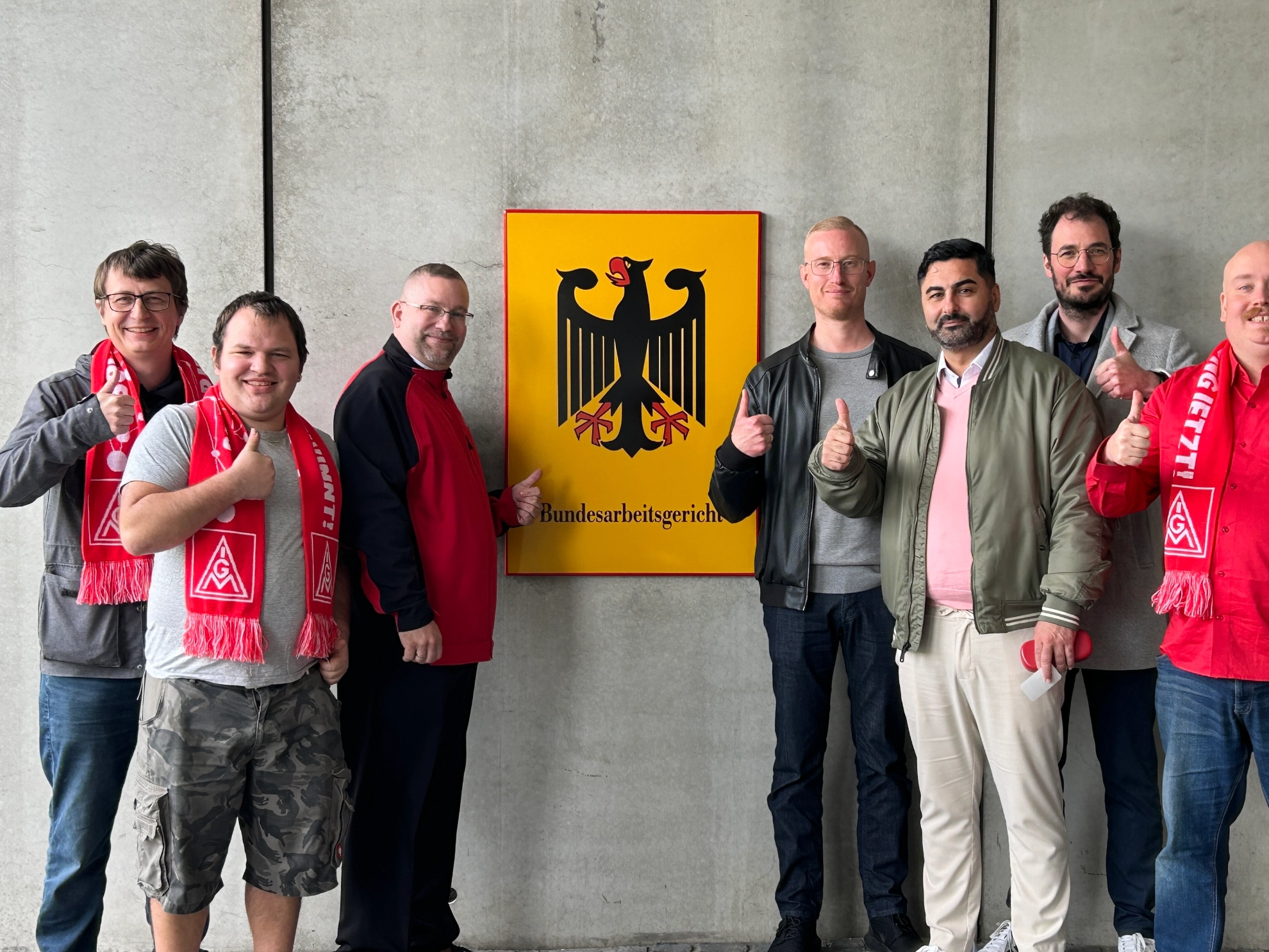 Die Delegation der betroffenen Beschäftigten mit ihrer Gewerkschaft vor Ort am Bundesarbeitsgericht 