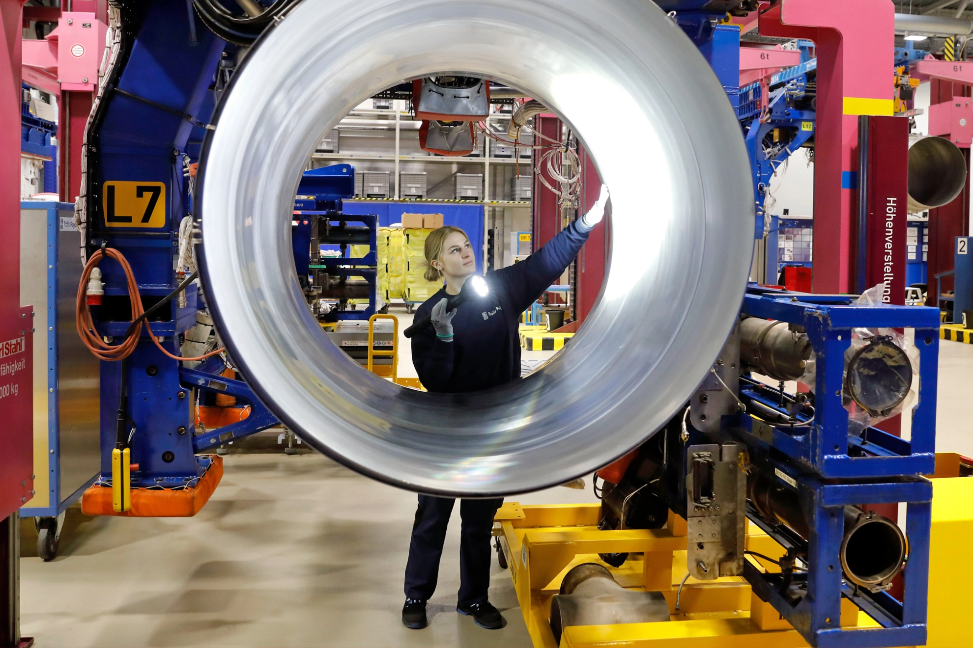 Gina Liza Walluga bei der Wartung von Flugzeug Triebwerken