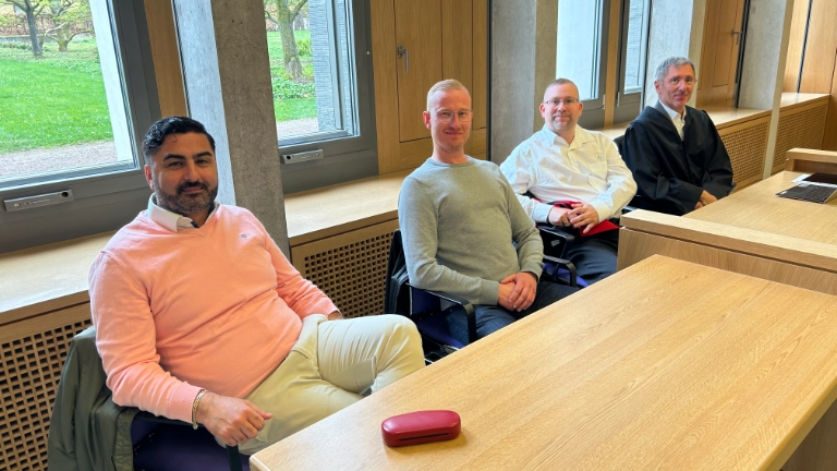  Die drei siegreichen Beschäftigten mit Rechtsanwalt Markowski im Gerichtssaal