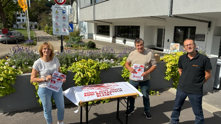 Betriebsräte Sabine Kühn, Andreas Metz und Cengiz Ipek sammeln Unterschriften für Audi